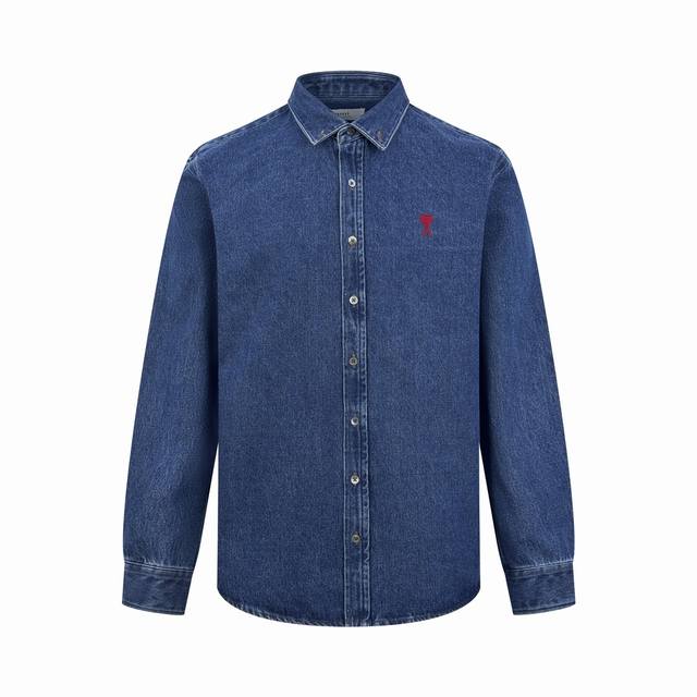 Ami Paris 牛仔衬衫外套 定制天棉精粹牛仔织物 质感卓越 舒适贴肤 以深邃的丹宁蓝底色 纯粹而浓郁 胸前一抹鲜红爱心跃然其上 小巧却夺目 为硬朗的牛仔注