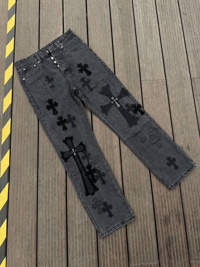 顶级版本，区别市场通货 Comehearts 黑色牛王直筒裤 顶级重工时髦设计一贯的高街奢华风格打造 说起这个风格藏银家族跟Gu家族绝对是其中的翘楚代表性品牌