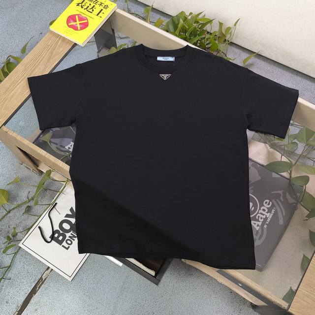 款号：Cx88203 高版本 2025新款Prada普拉达经典简约三角不锈钢徽标休闲情侣宽松短袖T恤，独一无二的活性环保面料染色，32支双纱精梳纯棉爽滑手感，纯