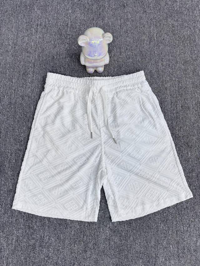 顶级版本 区别通货 2025 纪梵希 春夏新款 老花暗纹提花套装，定制全棉毛巾面料满印提花，质感舒适度都是拉满的 上身简约百搭，手感非常舒服 超级百搭好看的一款
