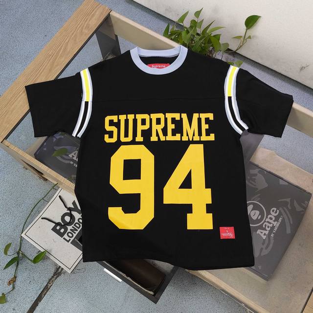 款号：Bm2034 高版本 2025新款Supreme Weeki8 Split S S Football Top拼接94号圆形Logo印花休闲情侣短袖T恤，经