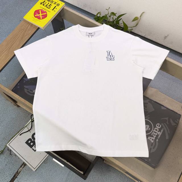 款号：Xd613 高版本 2025新款Mlb洋基队Ny棋盘格子图案Logo字母印花休闲情侣短袖T恤，选用了260克双纱爽滑棉面料制作而成。精细的做工和清晰的纹路