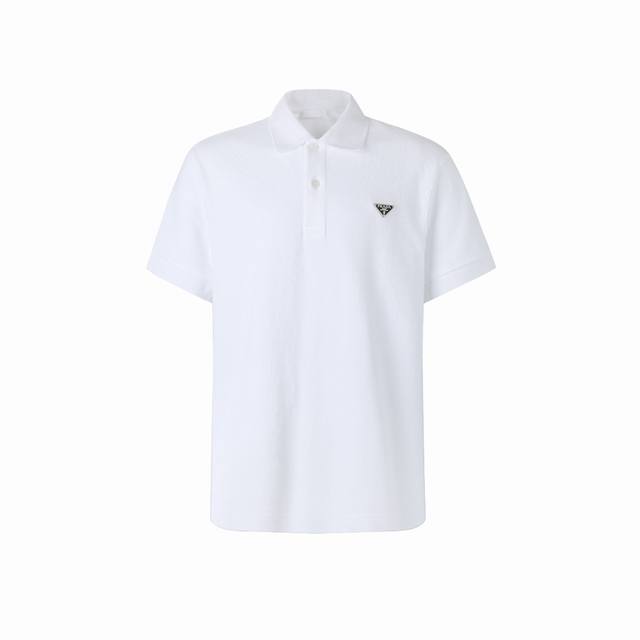 Prada棉质饰三角标Polo衫 面料选择： 采用100%纯棉珠地布，在传统珠地布基础上，采用更细的棉纱和更轻薄的编织工艺，既保留了纹理特征，又提升了面料的轻盈