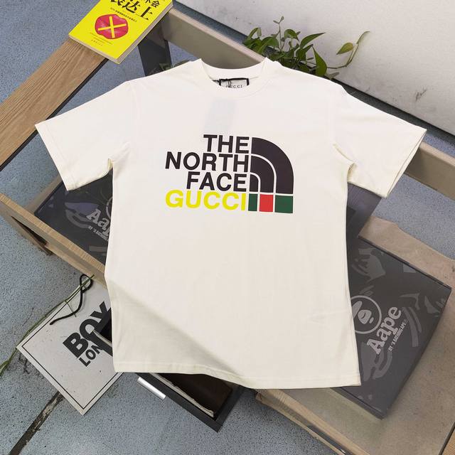 款号：Xd8895 高版本 2025新款Guccithe North Face古驰联名北面Tnf经典图案Logo字母印花休闲情侣短袖T恤，独一无二的活性环保面料