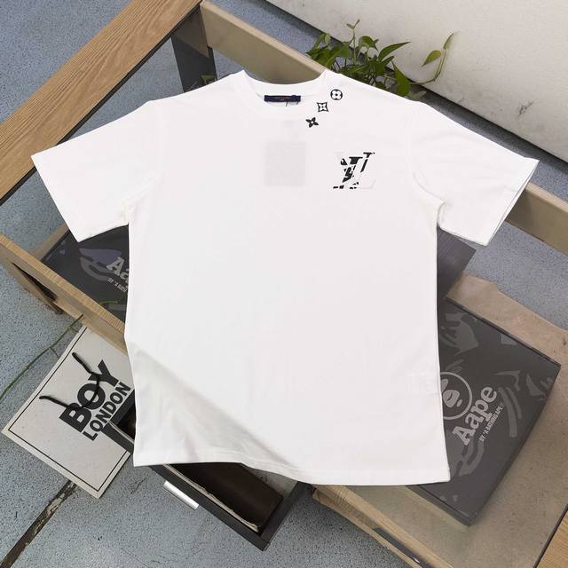 款号：Xd6666 高版本 2025新款Louis Vuitton路易威登Lv领口拼接图案Logo字母印花休闲情侣短袖T恤，独一无二的活性环保面料染色，32支双