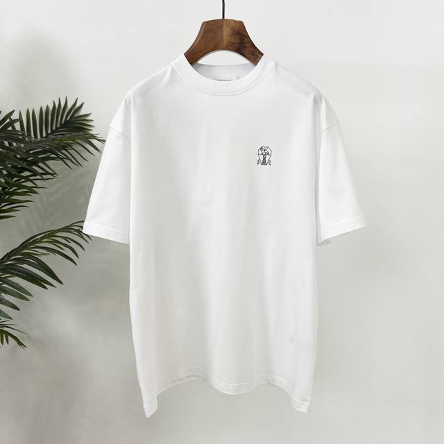 Brunello Cucinelli 早春新款 T 恤来咯！ 品牌标志刺绣精致有范 纯棉短袖，亲肤透气 宽松休闲，自在舒适 半袖设计，简约时尚 赶紧穿上，享受早