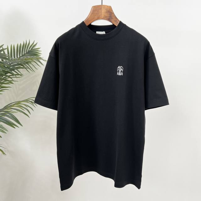 Brunello Cucinelli 早春新款 T 恤来咯！ 品牌标志刺绣精致有范 纯棉短袖，亲肤透气 宽松休闲，自在舒适 半袖设计，简约时尚 赶紧穿上，享受早