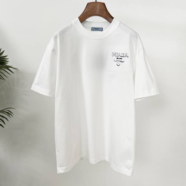 Prada 新款 T 恤绝绝子！ 刺绣 Logo，精致感拉满 宽松休闲，自在又惬意 重磅纯棉，品质杠杠滴 赶紧入手，变身时尚达人 颜色：黑、白 码数：S-2Xl