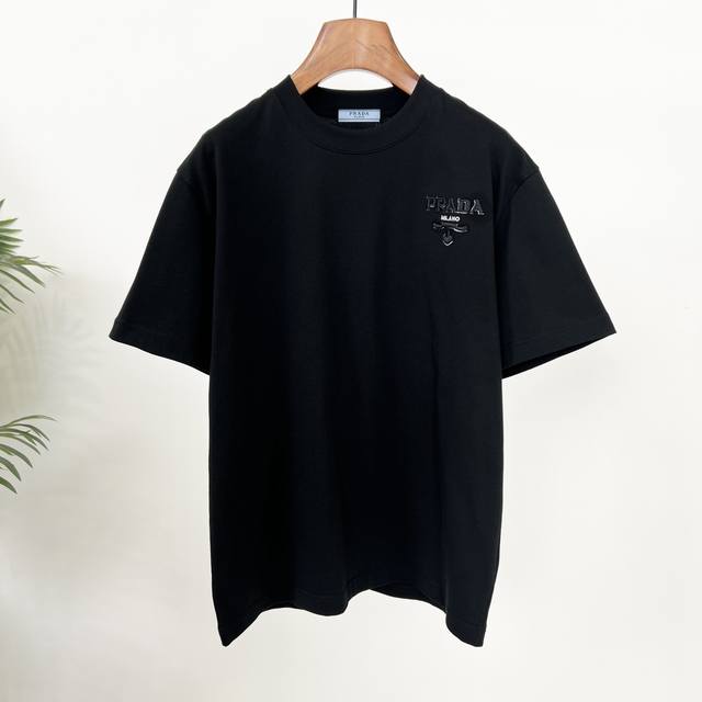 Prada 新款 T 恤绝绝子！ 刺绣 Logo，精致感拉满 宽松休闲，自在又惬意 重磅纯棉，品质杠杠滴 赶紧入手，变身时尚达人 颜色：黑、白 码数：S-2Xl