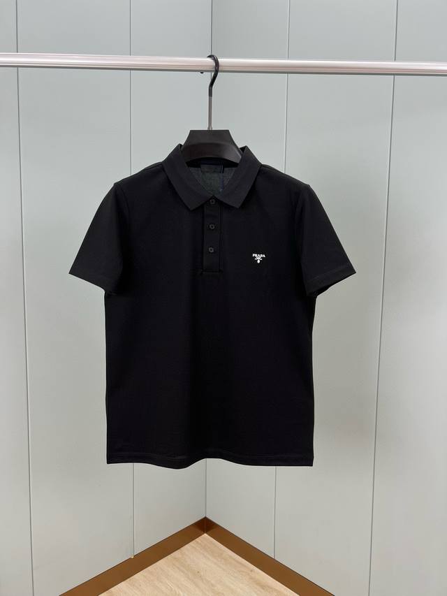 Prada.普拉达 春夏经典立体字母印花标识Polo衫，正面胸前缀饰品牌立体字母标识为增添经典元素，定制60支双丝光珠地棉面料；黑色 白色 S Xxl