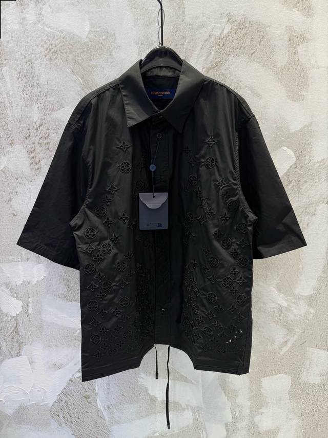Lv 25Ss Monogram老花花卉镂空刺绣短袖衬衫 重工款式 全幅镂空刺绣工艺 定织平纹府绸面料 面料的难度系数就相对很大 全幅Monogram经典老花花