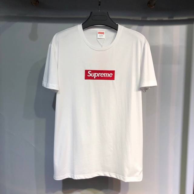 Supreme春夏走秀限量版短袖T恤意大利直飞顶级进囗丝光棉面料 手感舒适 吸汗透气 上身笔挺身段超炫酷 正品防伪镭射二维码 极致奢华 高端大气 送礼自留绝佳之
