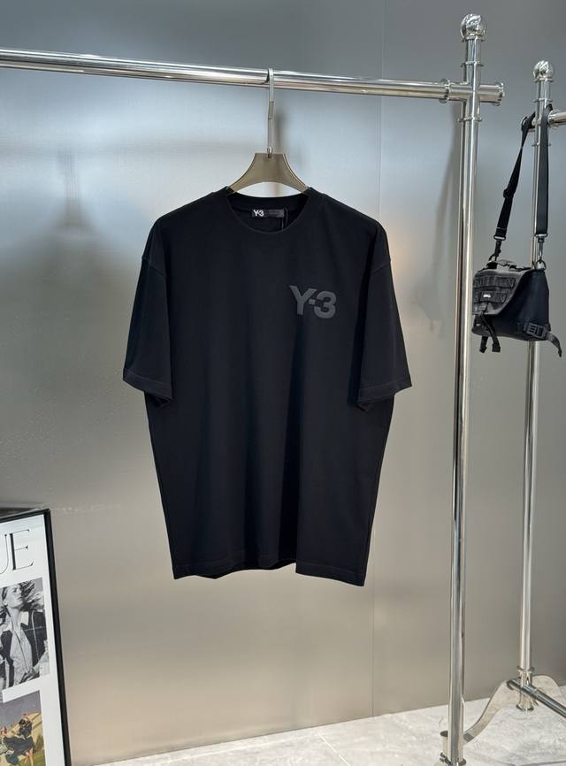 Y-3 山本耀司25S新款纯棉短袖！男女同款！品牌图形以标志性的元素做为特色，成就2025最火最潮的Icon..甄选230G舒适纯棉面料.定制螺纹.手感柔软上身