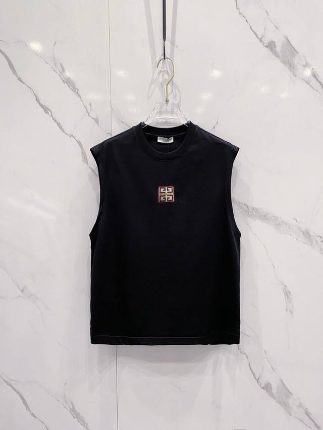 纪梵希背心 夏季新款胸前标志性品牌刺绣Logo纯棉T恤太绝啦 纯棉材质超舒服，柔软亲肤，宽松版型超友好，轻松穿出时髦感。胸前Logo立体感十足，细节满满。喜欢的