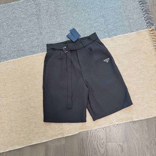 供 Prada普拉达经典三角皮标直筒西裤短裤 主标 水洗 辅料齐全 定制真皮级别品牌皮标 原单品质必入款 独家垂坠感西服面料 松紧腰配腰带装饰 上身显瘦显高 C