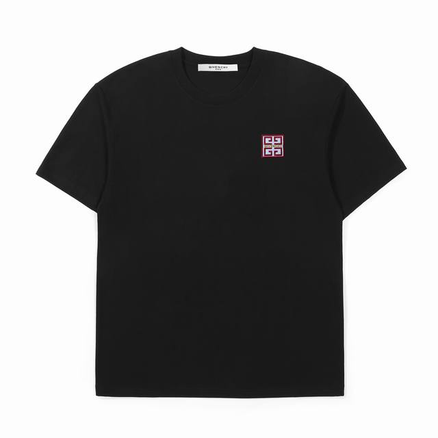 供 Givenchy纪梵希绣标棉质短袖T恤 定制主标 辅料 水洗齐全 品牌精密刺绣标 甄选250克32支紧密纺双纱纯棉面料 质感厚实但是透气性良好 定制原版一致