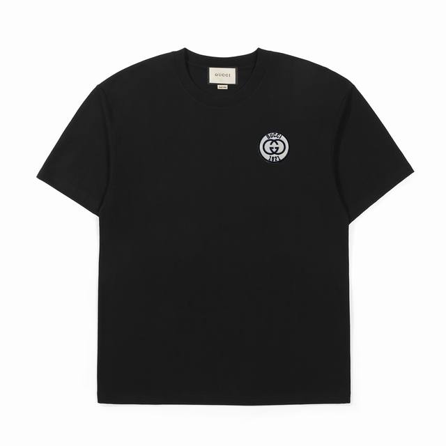 供 Gucci古驰圆标刺绣棉质短袖T恤 定制主标 辅料 水洗齐全 品牌精密刺绣标 甄选250克32支紧密纺双纱纯棉面料 质感厚实但是透气性良好 定制原版一致刺绣