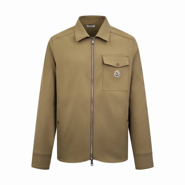 Moncler 标识拉链衬衫式夹克 定制臻品棉质隐纹华达呢 质感十足 舒适贴肤 邂逅棕调 散发着内敛的温柔 标志性Moncler标识绣标点缀其上 增添品牌辨识度