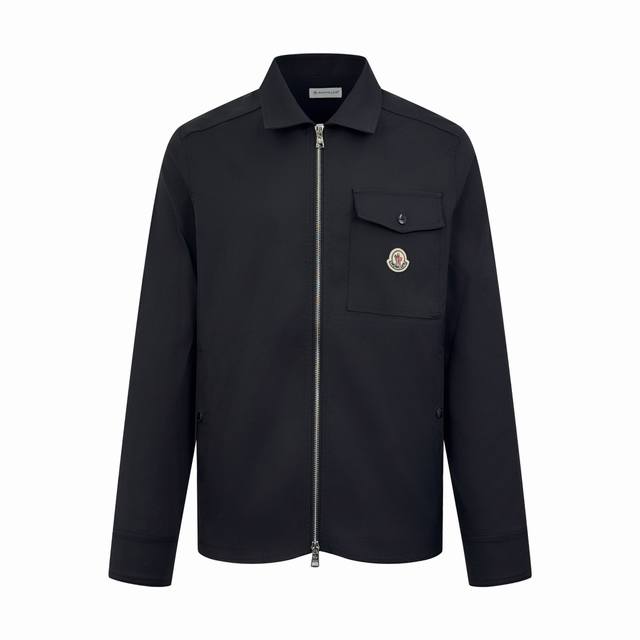 Moncler 标识拉链衬衫式夹克 定制臻品棉质隐纹华达呢 质感十足 舒适贴肤 以纯粹之黑为底色 沉稳内敛且充满力量 标志性Moncler标识绣标点缀其上 增添