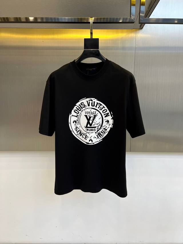 顶级版本 区别通货 2025 Lv 路易威登 夏季新款 重磅推出双纱纯棉面料短袖 春夏走秀款 个性独家款式 男女同款 采用进口定制定染面料 后领锁链底全包肩 过