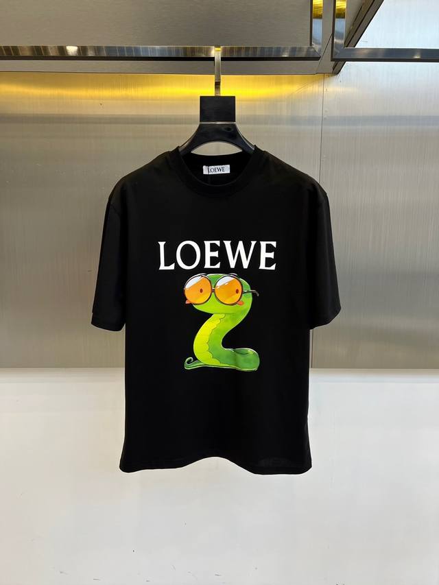 顶级版本 区别通货 2025 Loewe 罗意威 夏季新款 重磅推出双纱纯棉面料短袖 春夏走秀款 个性独家款式 男女同款 采用进口定制定染面料 后领锁链底全包肩