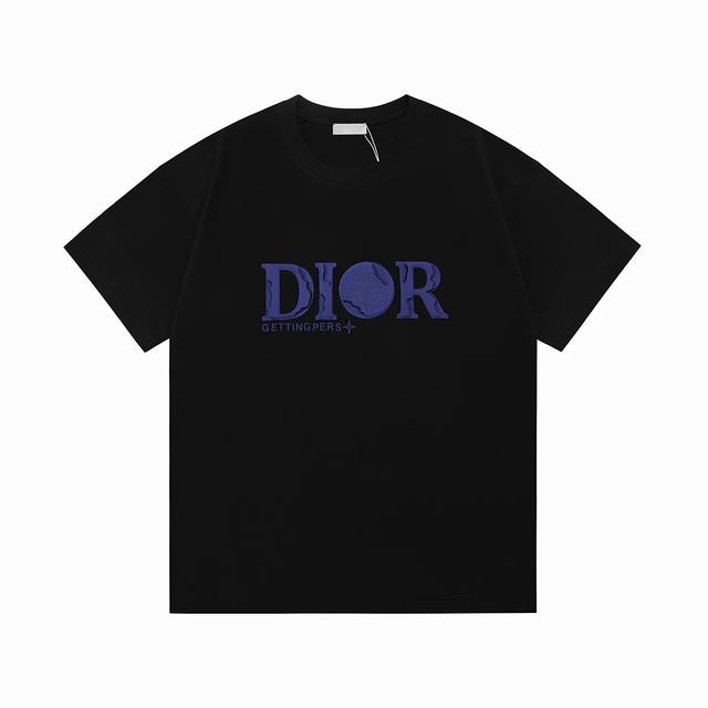 Dior 迪奥 联名石头岛限定系列 2025新款 定制破坏凹凸层次Logo 定制袖标 男女同款 短袖T恤 定制320克100％双纱纯棉面料 定染32支双股螺纹