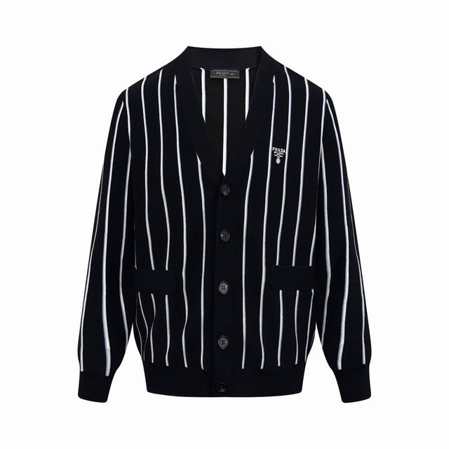 Prada 条纹刺绣开衫毛衣 定织典藏级羊棉复合奢料 柔软细腻 舒适贴肤 黑韵流芳 条纹织梦 白色与蓝色条纹如灵动的音符 在画布上跳跃交织 标志性Prada刺绣