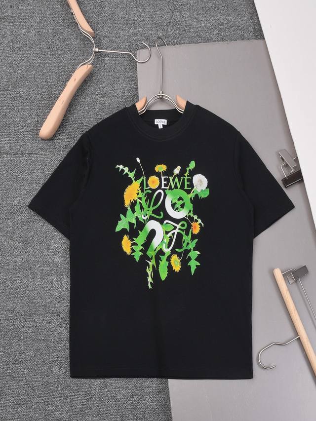 新款上架 2025Ss 新款罗意威印花T恤，简约时尚精致，色彩搭配舒适， 定织定染纯棉洗水面料240克重左右，亲肤细腻柔软， 男女同款 颜色：黑 白，宝兰 尺码