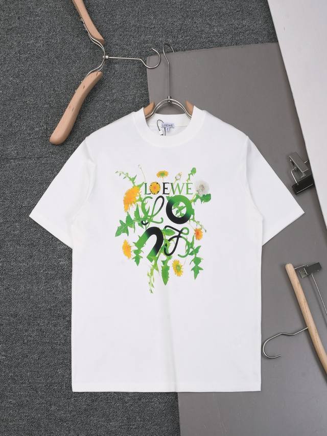 新款上架 2025Ss 新款罗意威印花T恤，简约时尚精致，色彩搭配舒适， 定织定染纯棉洗水面料240克重左右，亲肤细腻柔软， 男女同款 颜色：黑 白，宝兰 尺码
