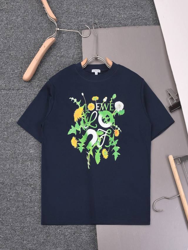 新款上架 2025Ss 新款罗意威印花T恤，简约时尚精致，色彩搭配舒适， 定织定染纯棉洗水面料240克重左右，亲肤细腻柔软， 男女同款 颜色：黑 白，宝兰 尺码