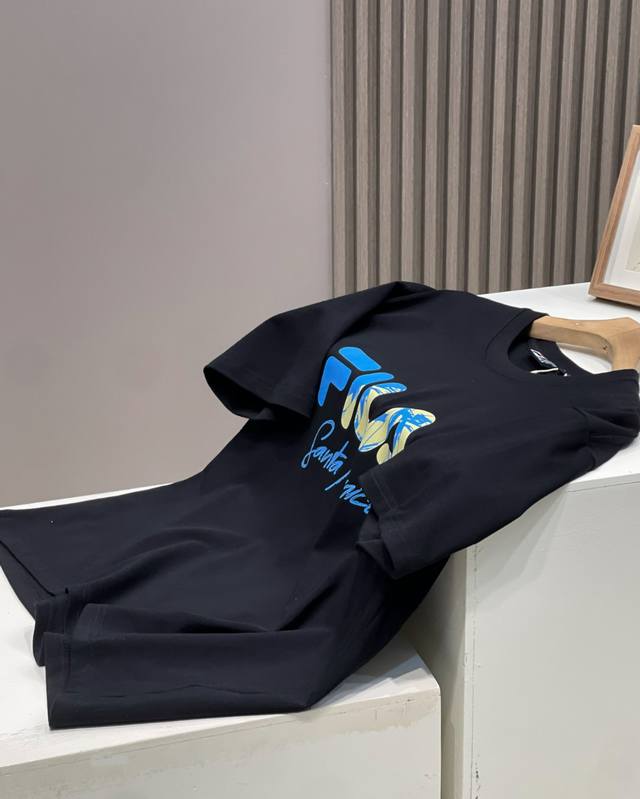 高品质斐乐2025早春最新系列！胸前印花Logo大牌感十足！高端大气完美演绎，经典圆领不挑人版型上身巨显瘦 面料采用230克纯棉面料，保证舒适性同时透气冰爽的同