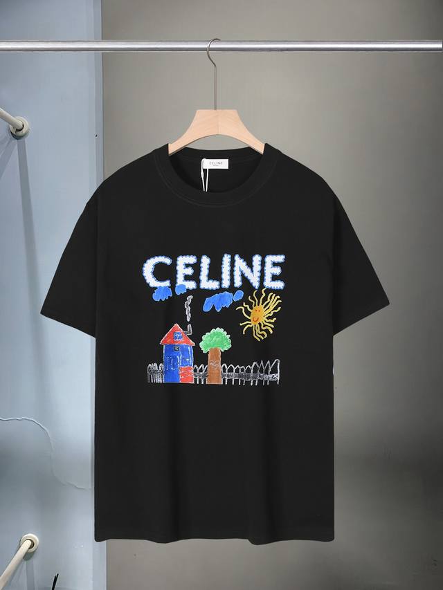 新款上架 Xd-8806 Celine涂鸦系列印花T恤 衣以黑色为背景 饰有房子 树木和太阳构成的童趣图案 还加入了类似于云朵的Celine标志 房子外墙点缀了