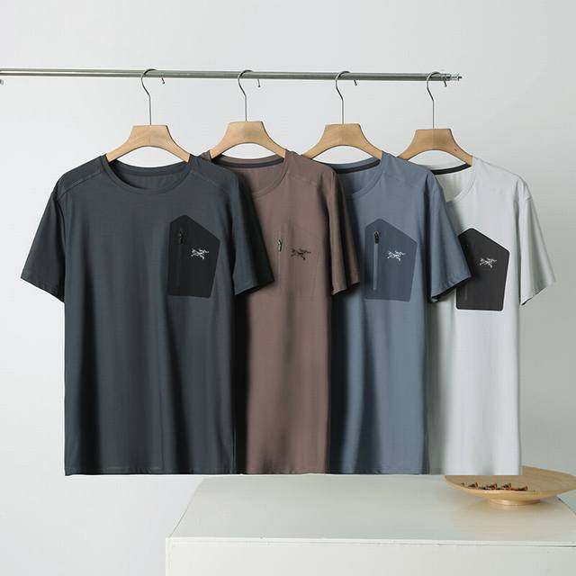 Arc'teryx 始祖鸟海外官网冰丝短袖T恤，男女同款 专柜夏季爆款！冰爽亲肤速干无痕工艺！进口专用混纺面料，高科技功能性面料，穿着时可以释放负离子，亚洲身材