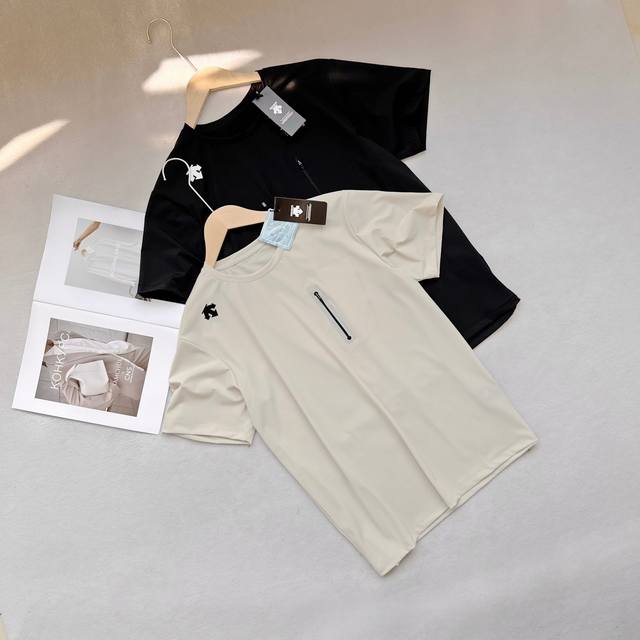 Descente 迪桑特短袖印花Logo户外运动休闲25Ss圆领套头T恤 追求品质生活的你，这件短袖T恤绝对是不二之选。触感细腻，经过精细工艺处理，耐磨耐穿，多
