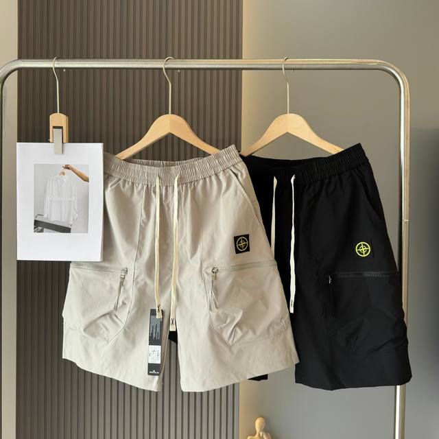 Stone Island 石头岛海外大口袋休闲五分裤 运动短裤 今天的这款短裤非常百搭，不是那种很垮的裤型，是特别工装短裤，Aq一切都是那么恰到好处，给人一种轻
