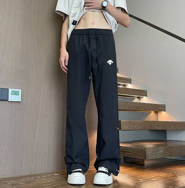 Descente 迪桑特外户外防水排扣冲锋裤，男女同款休闲裤 今年流行的面料，小红书主播推荐，上身质感满满，版型立体，完美修饰腿型，可随意日常搭配，不费劲就能穿