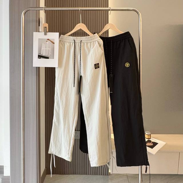 Stone Island 石头岛美式软壳冲锋裤速干休闲裤 个性侧边拉链镂空设计，小心机设计，裤子采用了高品质面料，不仅轻薄透气，夏天穿着也不会觉得闷热。而且还免