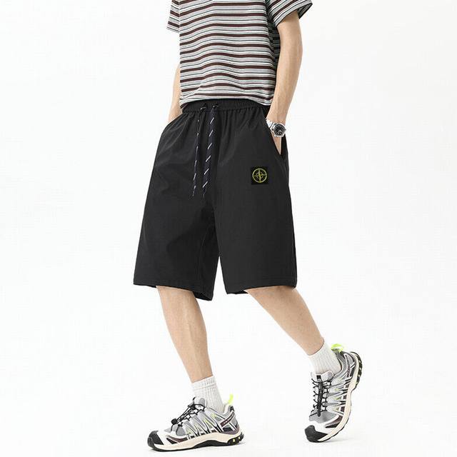 Stone Island 石头岛短裤夏季限定户外工装防水冲锋短裤五分沙滩裤，男女同款 小红书 Ins 抖音爆款，超人气单品，经典Logo，版型好看，上身有型，修