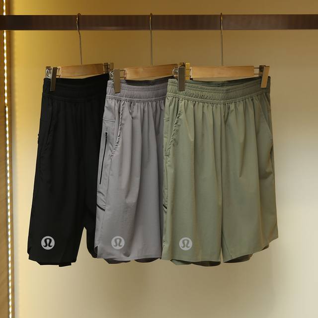 Lululemon 露露乐蒙短裤，运动速干休闲短裤 解锁运动新体验！速干黑科技，运动暴汗也不怕，快速蒸发汗水，时刻保持干爽，让你告别黏腻束缚！采用特殊的速干Sw
