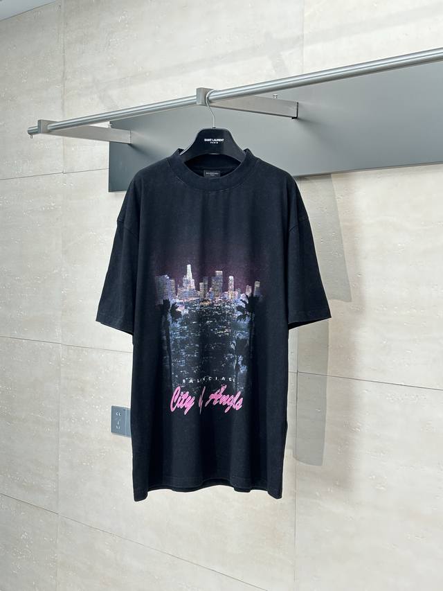 Balenciag* 巴黎Blcg 25新款 洛杉矶水洗夜景印花短袖 面料采用220克 百万一体机圆筒布侧身无车缝线跟原版一致 阿苏特染料成衣染色 单次染色4小