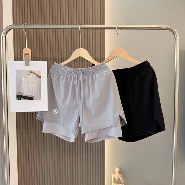 Lululemon 露露夏季新款柜子在售25夏季新款轻量化速干男女款薄款软壳短裤 训练裤 立体剪裁，面料核心科技， 高弹舒适随意运动，轻薄且贴身舒适轻盈专业夏季