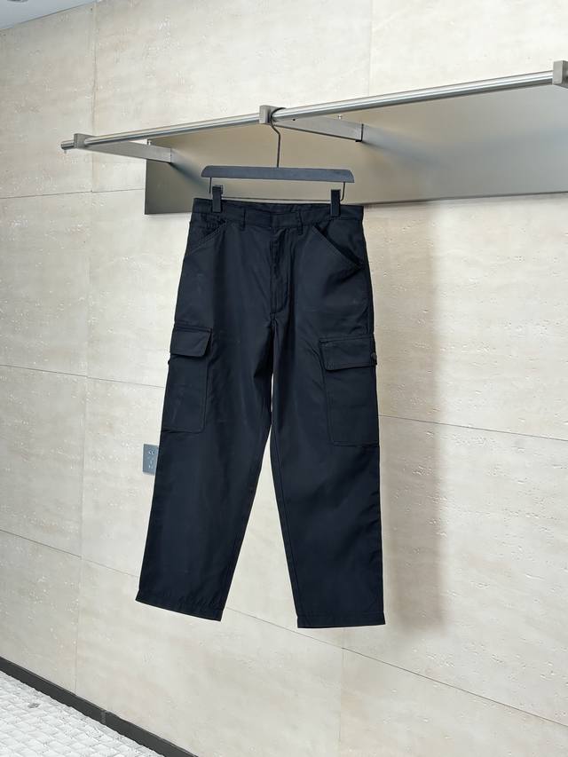 Prada* 普拉达 25Ss金属徽标饰棉质长裤 采用斜纹棉质混纺面料，侧面贴袋设计独具匠心，饰以涂珐琅三角形金属徽标，增添品牌辨识度。采用进口专机红外线定位“