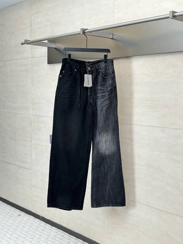 Balenciaga* 巴黎 25Ss秀款异色拼接牛仔裤 左腿：竹节纹微喇版型。面料：12Oz 竹节牛仔布 纬纱加入粗节纱，模拟手工纺纱不规则纹理 水洗：酶洗+
