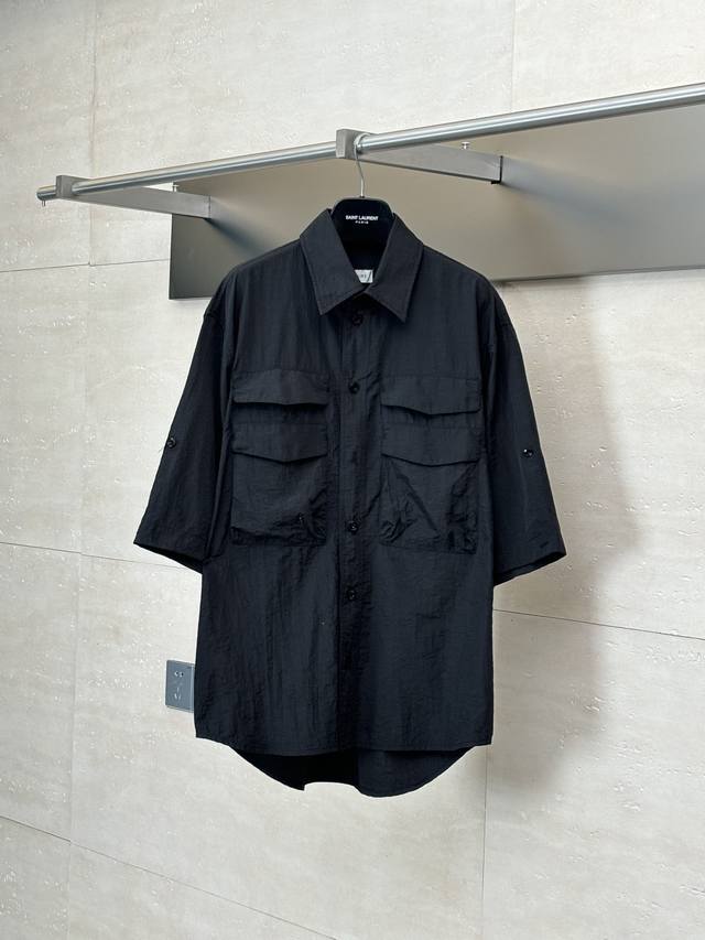 Lemaire 25Ss 新款工装衬衫 面料采用棉质含有强捻梭织面料 多口袋设计 袖口叠穿 后背镂空设计 极其复杂的梭织款 工费近百！ Size：Xs S M