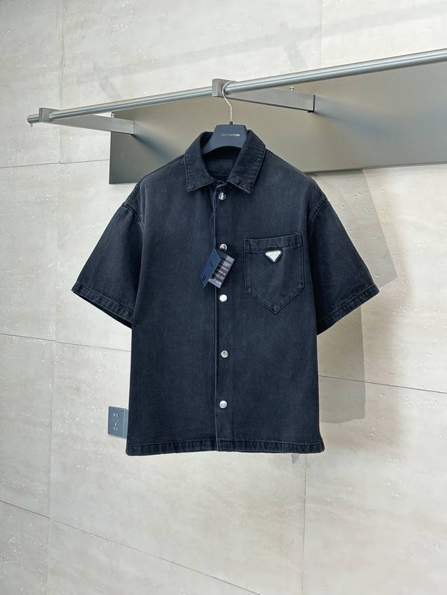 Prada* 普拉达 25Ss新款经典纯色徽标牛仔宽松短袖衬衫 正品20109购入，采用定染叙纹10*10牛仔面料，人工马骝，成衣炒色，定制1：1三角标、四合扣