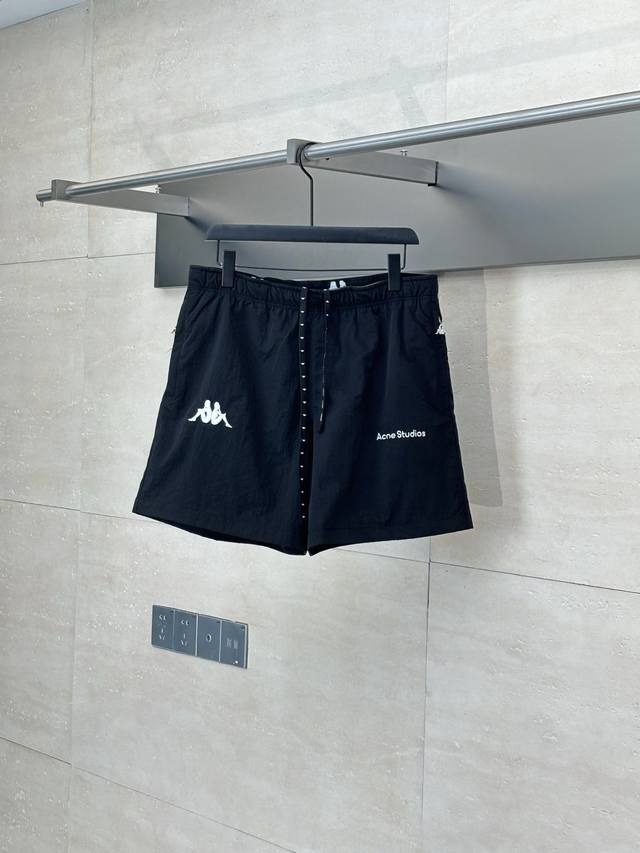 Acne Studios* Kappa × Acne 联名梭织运动短裤 定制100%聚酯纤维梭织面料，表层采用2 1右斜纹，增强挺括感；内层为1 1平纹，提升亲