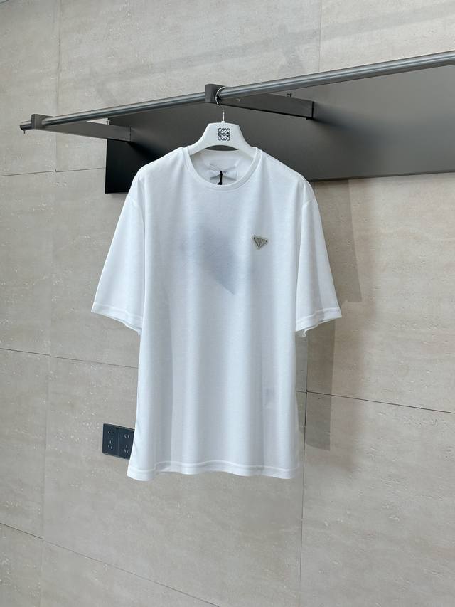 Prada* 普拉达 25Ss新款经典徽标三角暗纹短袖T恤 定织高克重料子，肉实的质感 一眼可见的高级贵气，贴身柔软舒适 挺括的面料，超级正的版型裁剪 让你上身