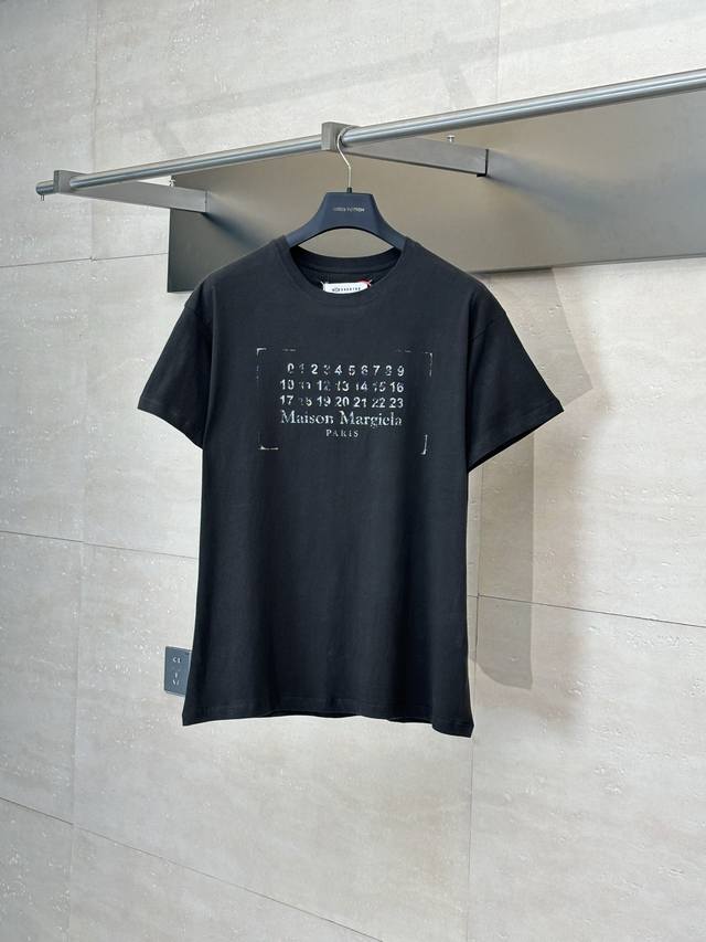 Maison Margiela* 马吉拉Mm6 新款磨损数字印花短袖 采用胶浆印花 胸前印花经过三次菲林网板修改 使用胶浆液体涂料在织物上打印图案 烘烤织物以固