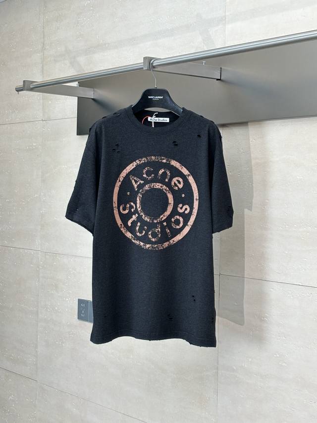 Acne Studios* 25Ss新款 做旧印花短袖T恤 定制绘梦双股棉质平纹布艺 质感卓越 舒适贴肤 以深邃黛黑为主色调 仿若古老铜器上的斑驳锈迹 胸前镌刻
