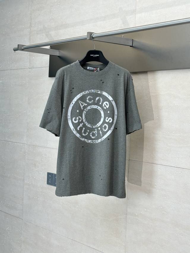 Acne Studios* 25Ss新款 做旧印花短袖T恤 定制绘梦双股棉质平纹布艺 质感卓越 舒适贴肤 以深邃黛黑为主色调 仿若古老铜器上的斑驳锈迹 胸前镌刻